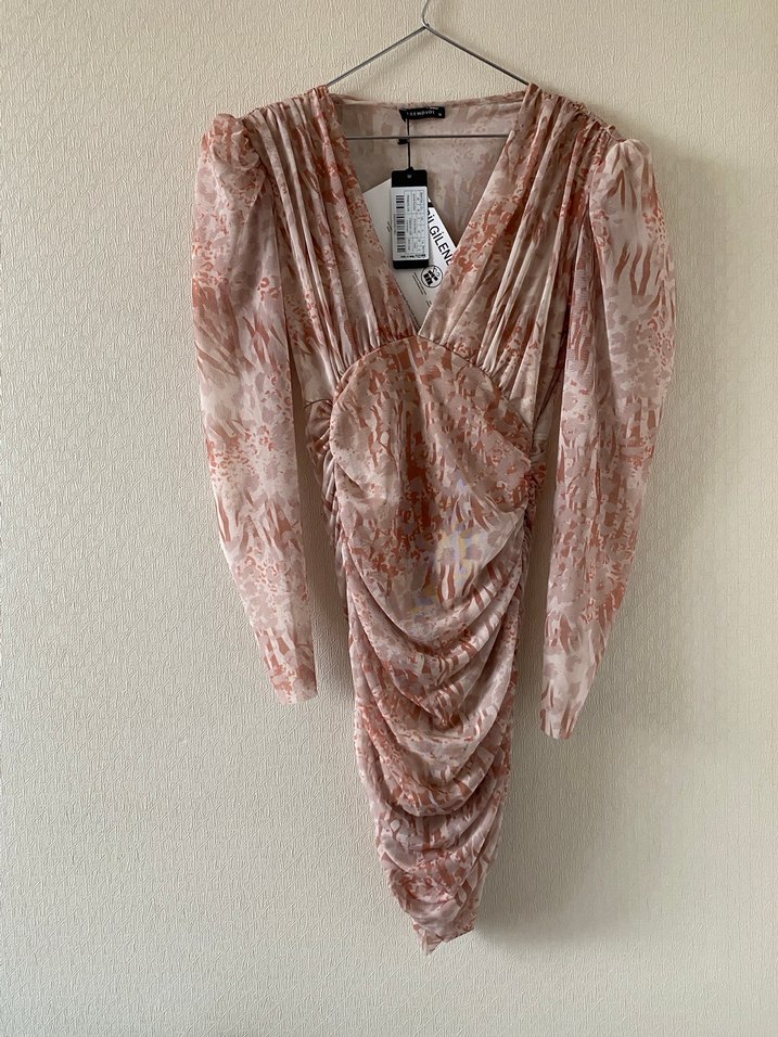 Vatkalı Drapeli V Yaka Tül Elbise - Görsel 3