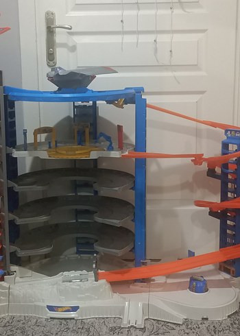 Hot Wheels Ultimate Garaj Dev Kule, Motorlu Asansör - Görsel 2