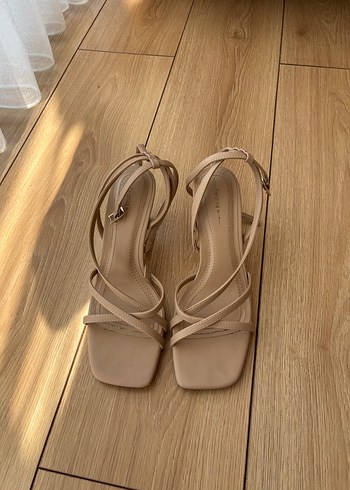 Bej Minimalist Tokalı İnce Topuklu Kadın Sandalet