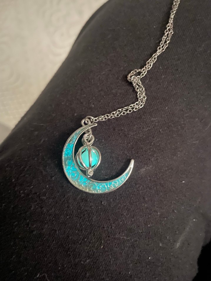 Karanlıkta parlayan ay kolye - Görsel 2