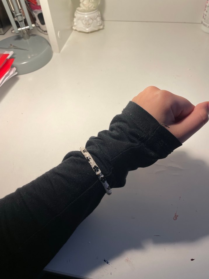 Siyah çiçekli kelepçe bileklik - Görsel 2