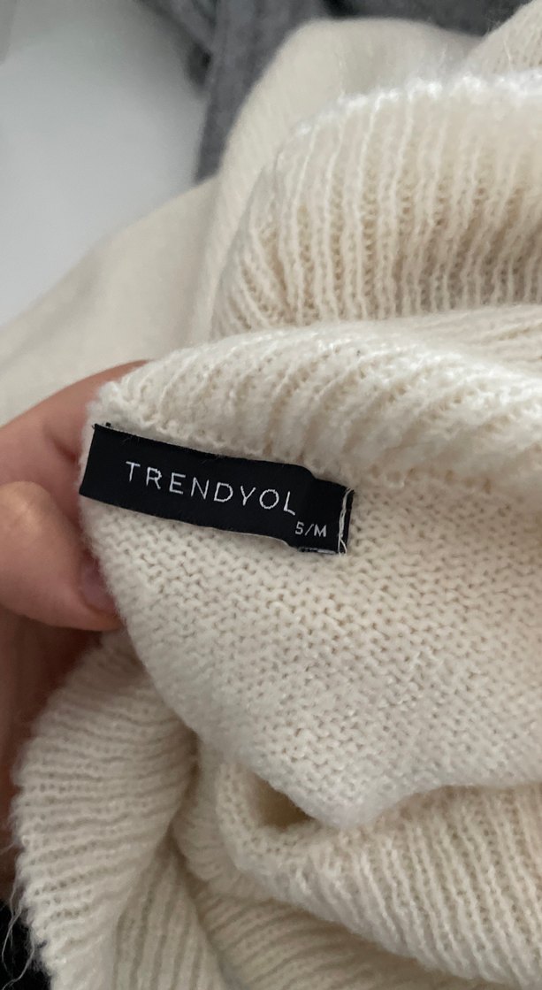 Omzu Açık Beyaz Kazak - Görsel 2