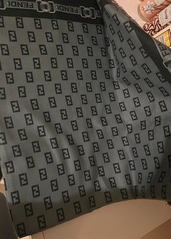 Kadın Fendi Eşarp - Görsel 4