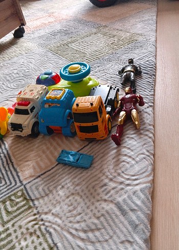 Renkli Oyuncak Arabalar ve Figürler Seti - Görsel 2