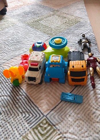 Renkli Oyuncak Arabalar ve Figürler Seti - Görsel 3