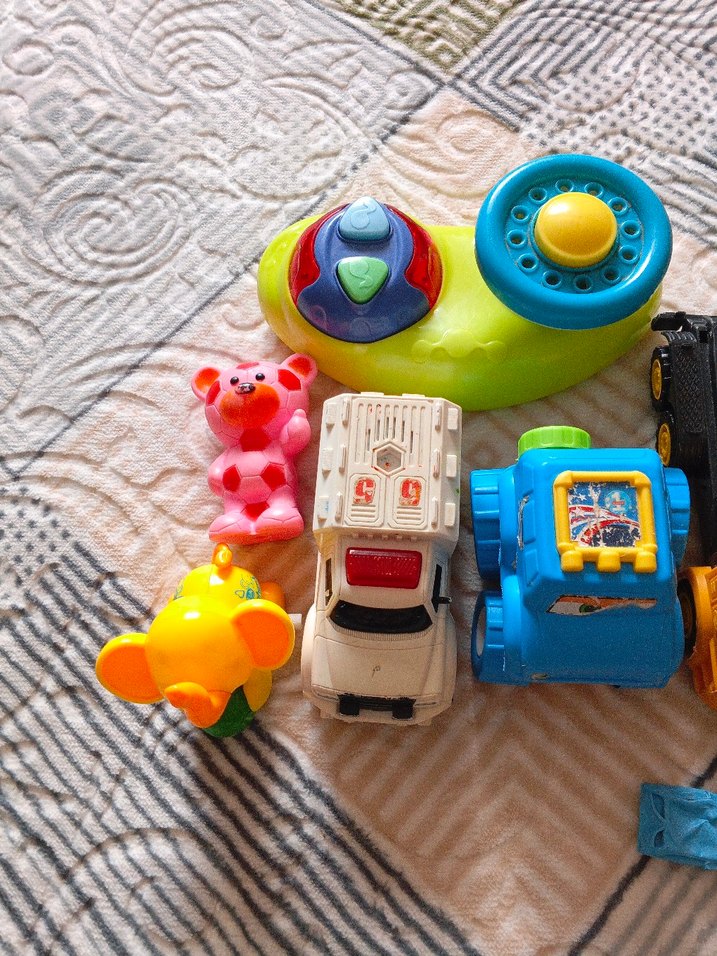 Renkli Oyuncak Arabalar ve Figürler Seti - Görsel 4