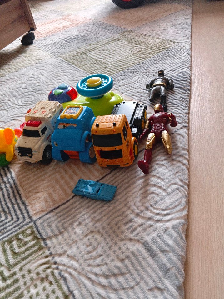 Renkli Oyuncak Arabalar ve Figürler Seti - Görsel 2