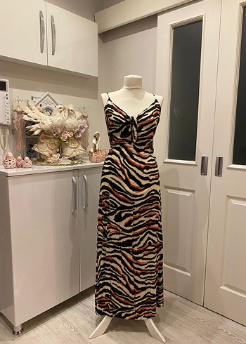 Siyah ve turuncu tonları ,Zebra Desenli Uzun İnce Elbise