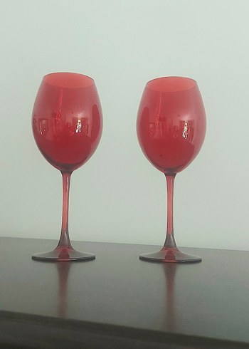 Kırmızı Renkli İki Kadeh