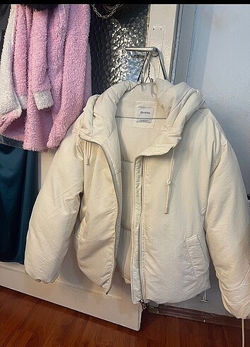 Bershka Krem mont
