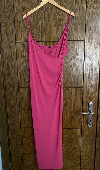 Pembe elbise