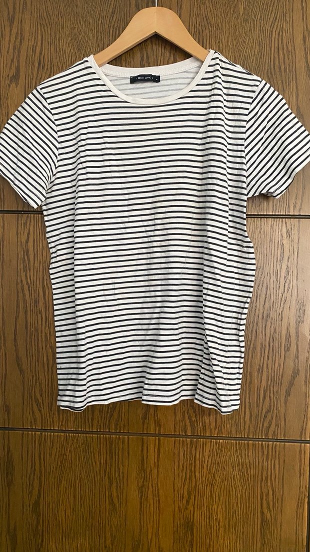 Kadın Beyaz Siyah Çizgili Kısa Kollu Tişört - Görsel 2