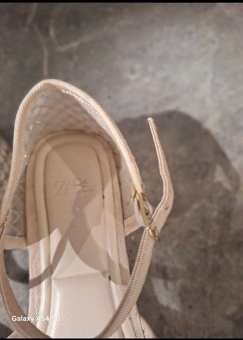 Bej rengi ön kısmı taşlı çocuk babet - Görsel 3