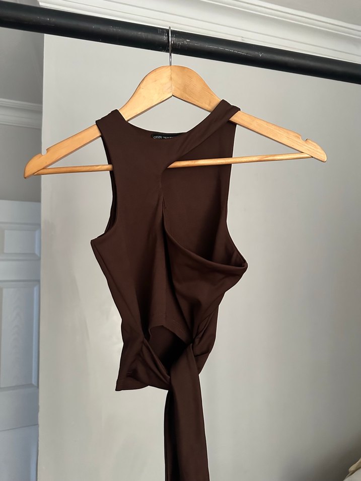 Asimetrik Kahverengi Crop Top — görsel 3/6