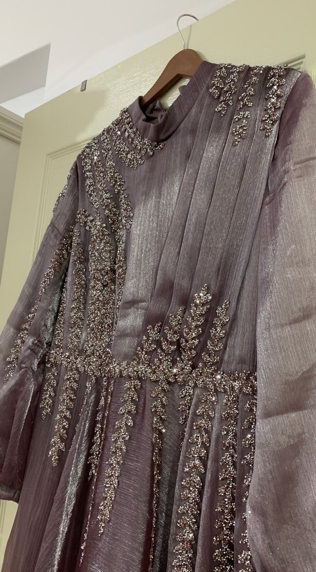 Mor Nakışlı Uzun tesettür abiye - Görsel 2