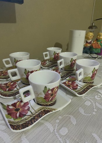 Beyaz Çiçek Desenli Kahve Fincanı Seti