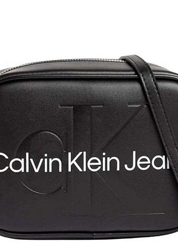 Calvin Klein Fermuarlı Çapraz Askılı Çanta 