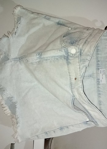 Bershka Mavi Düğmeli Mini Kot Şort yan detaylı