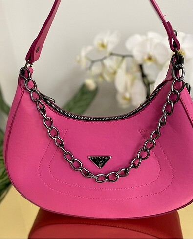 Pembe Prada çanta