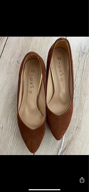 Kahverengi topuklu ayakkabı