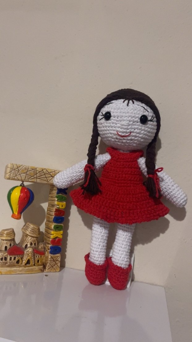 Kırmızı Elbiseli Örgü Bebek - Görsel 4