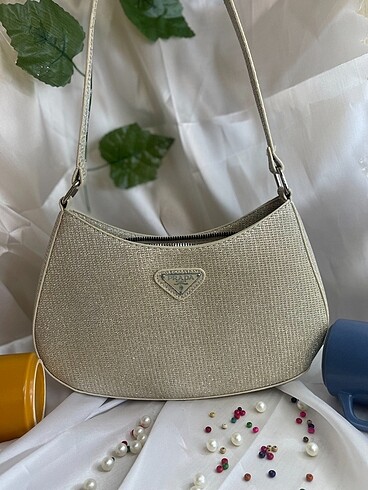 Prada kol çantası