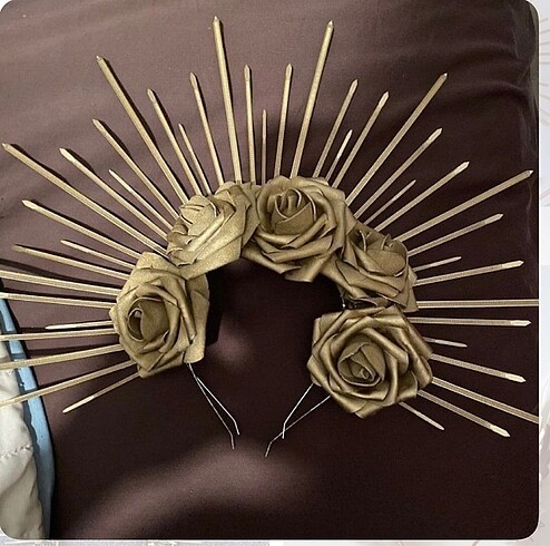 Gold güllü taç