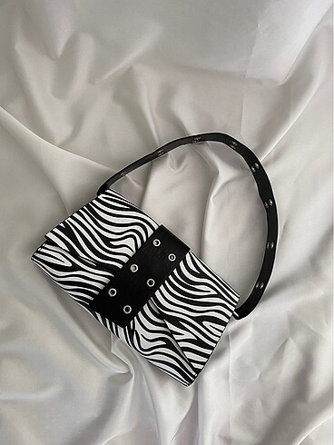 Zımbalı zebra desenli baget el ve omuz çantası