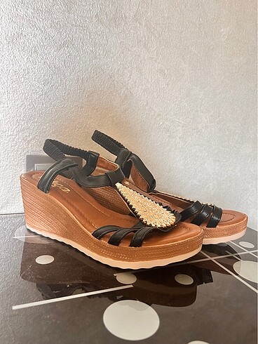 Dolgu topuk sandalet tarzı ayakkabı lastikli siyah renkli