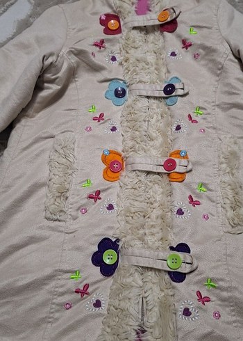 Kız Çocuk Beyaz Kapüşonlu Nakışlı Kaban - Görsel 2