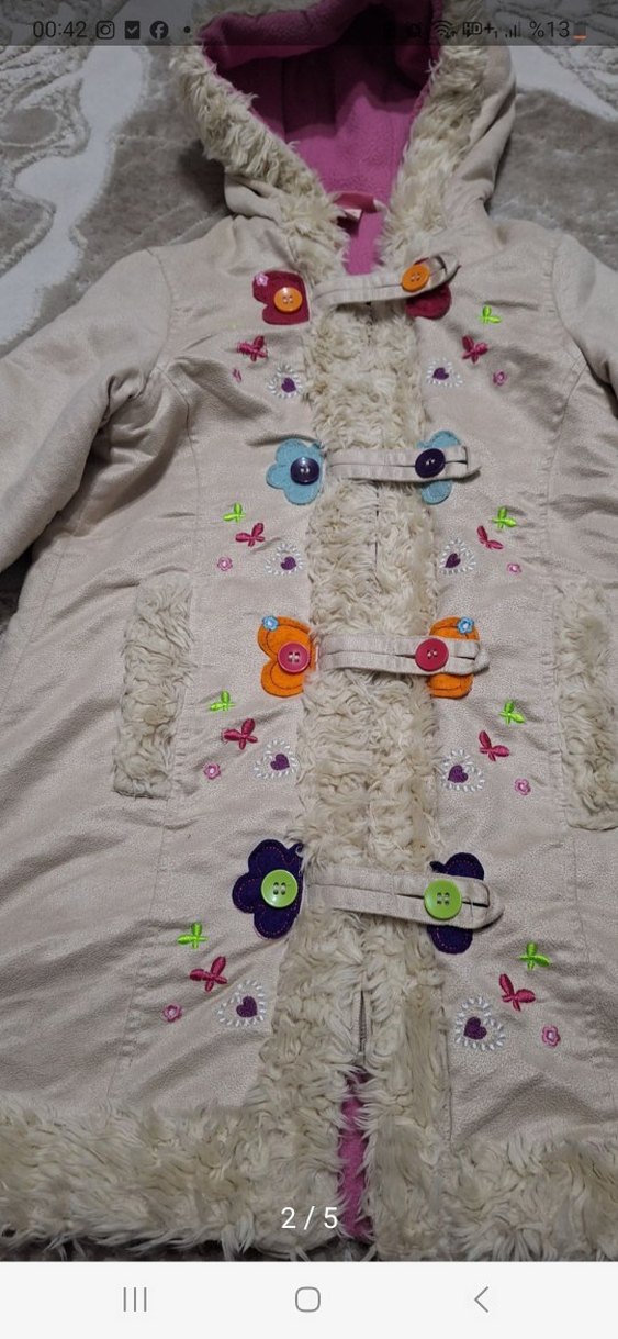 Kız Çocuk Beyaz Kapüşonlu Nakışlı Kaban - Görsel 2