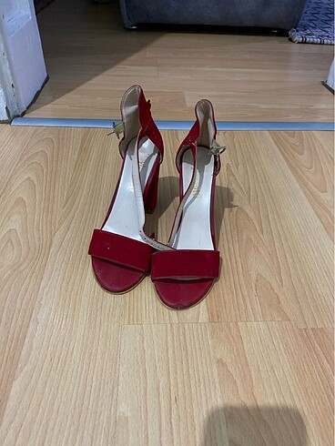 Kırmızı tek bant ayakkabı