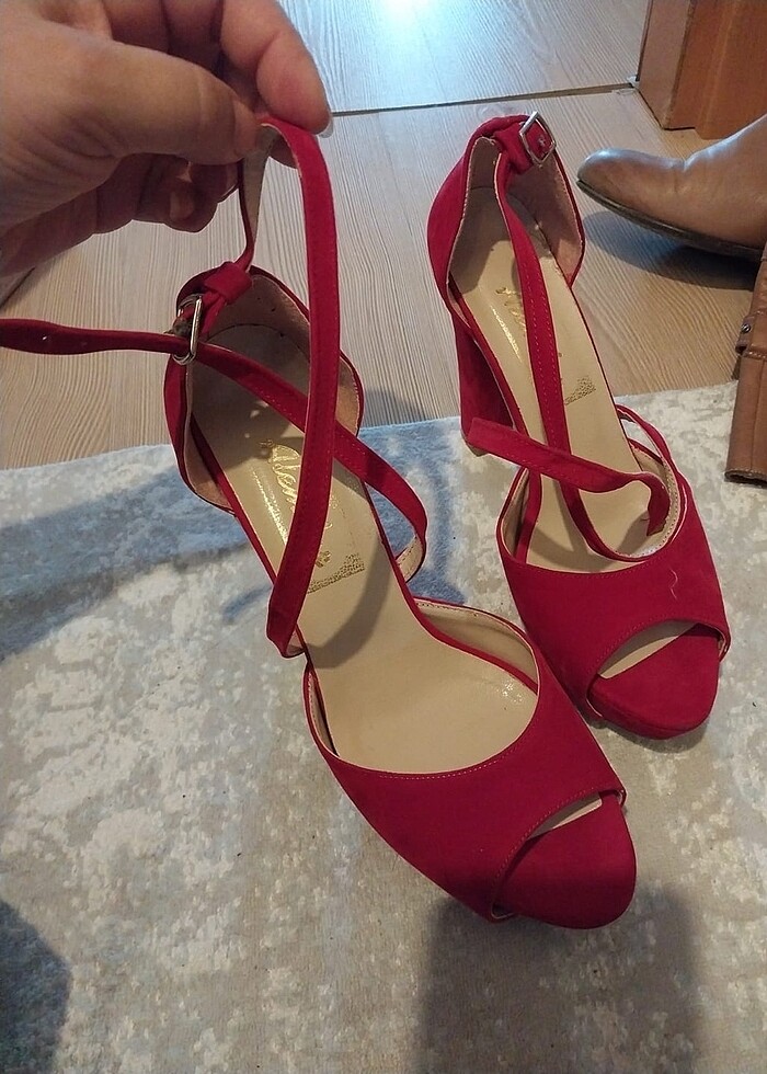 Kırmızı topuklu ayakkabı - Görsel 2