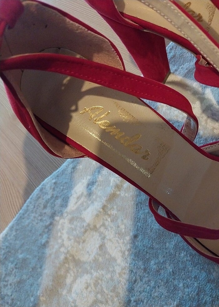 Kırmızı topuklu ayakkabı - Görsel 4