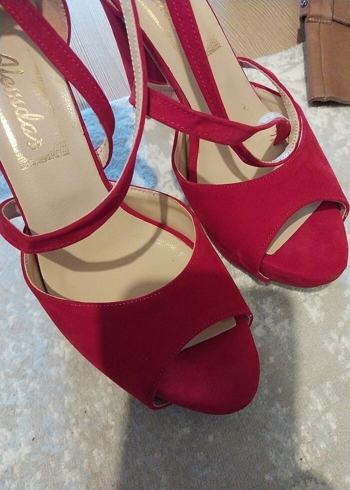 Kırmızı topuklu ayakkabı - Görsel 3