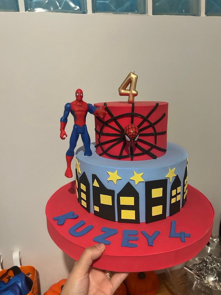 Kırmızı Örümcek Adam Figürlü Pasta - Görsel 3