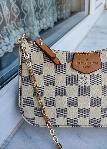Louis Vuitton Çanta Pochette LV