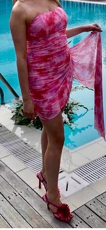 Pembe elbise