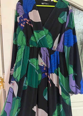 V Yakalı Uzun Desenli Elbise - Görsel 2