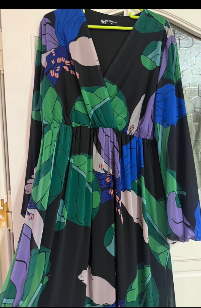 V Yakalı Uzun Desenli Elbise - Görsel 2