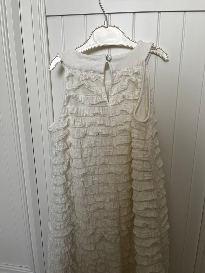 Kolsuz Beyaz Keten Fırfırlı Kız Elbisesi - Görsel 3