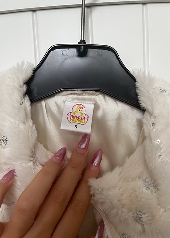 Beyaz Kürklü Kız Bolero - Görsel 2