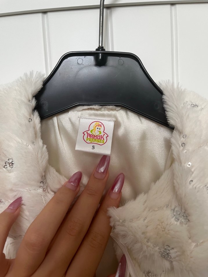 Beyaz Kürklü Kız Bolero - Görsel 2