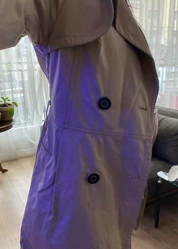 Parlak  İri Düğmeli Midi Kadın Trençkot - Görsel 4