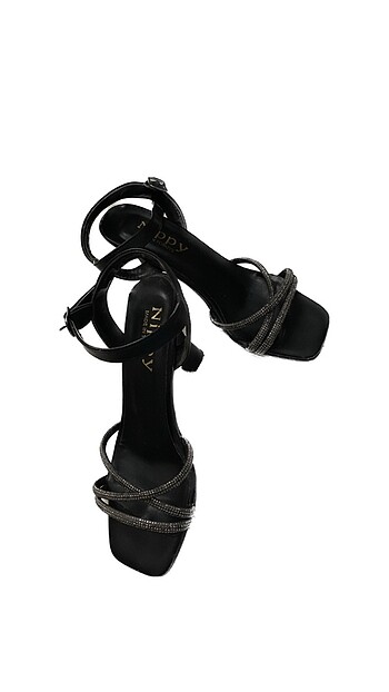 Siyah taşlı topuklu ayakkabı