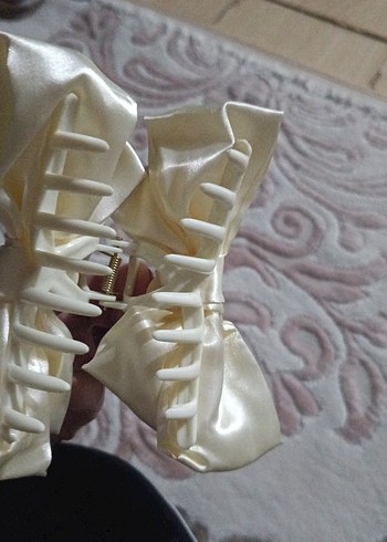 Parlak Beyaz Saten Fiyonk Saç Aksesuarı - Görsel 4