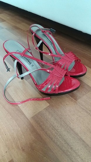 Flo Ayakkabı Kırmızı ince bağcıklı topuklu ayakkabı 