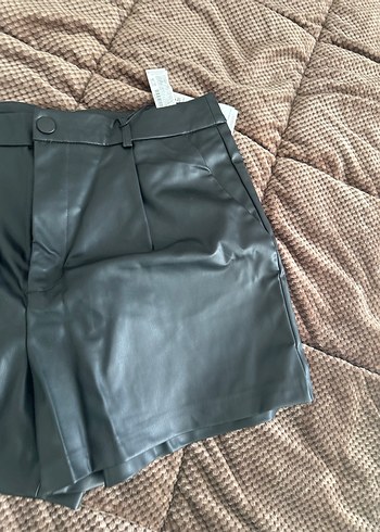 Siyah Deri Kemerli Mini Şort - Görsel 2