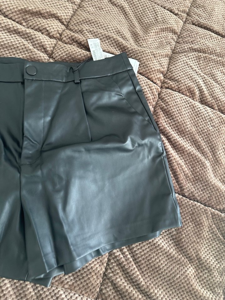 Siyah Deri Kemerli Mini Şort - Görsel 2