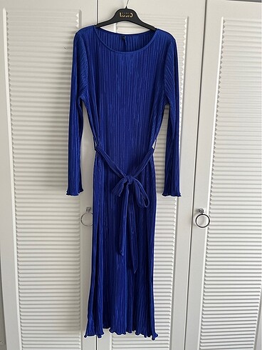 xl Beden Saks rengi piliseli midi boy elbise